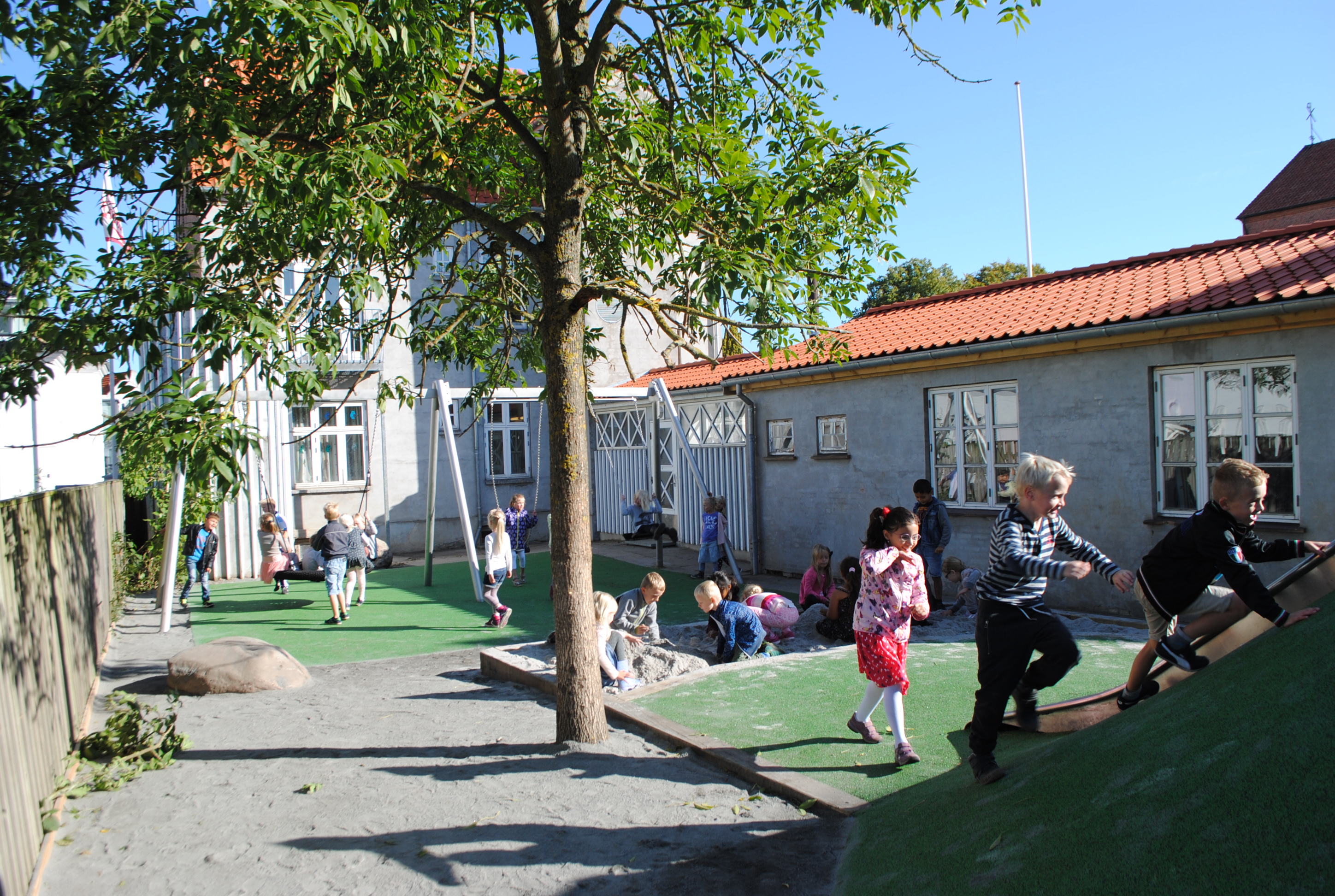 På besøg hos spejderne